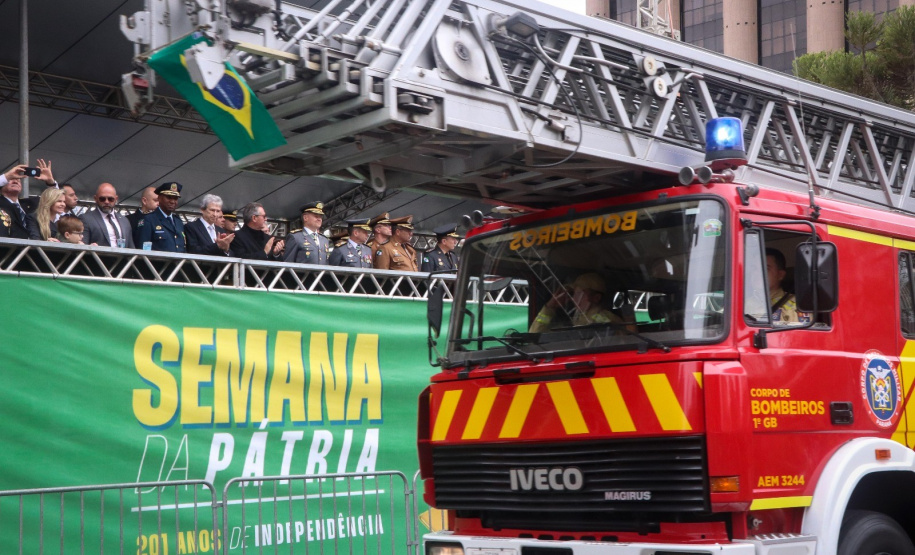 Milhares de pessoas participam do desfile de 7 de setembro em Curitiba