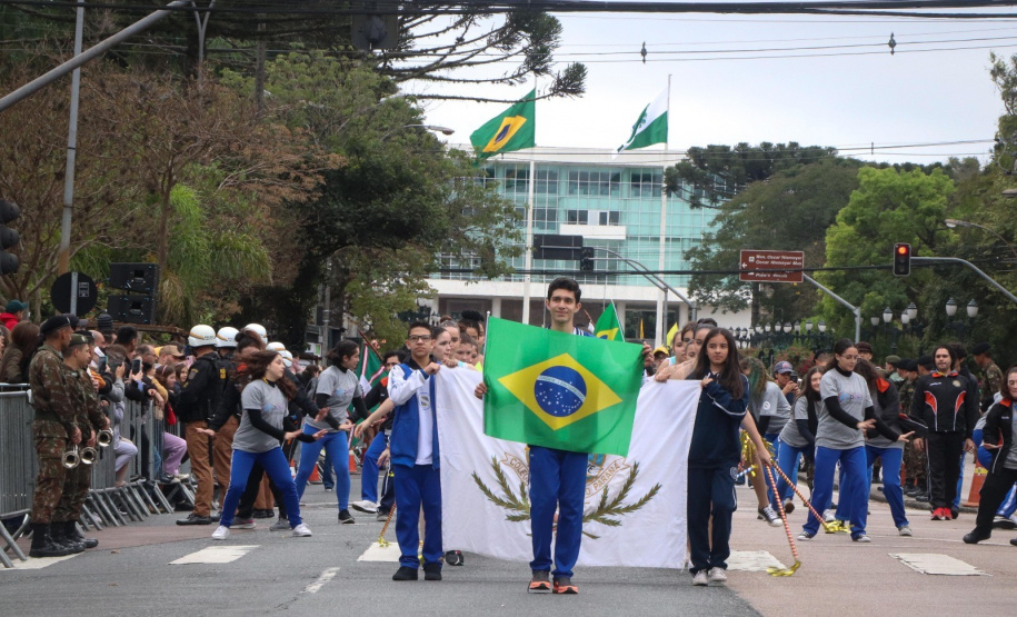 Milhares de pessoas participam do desfile de 7 de setembro em Curitiba