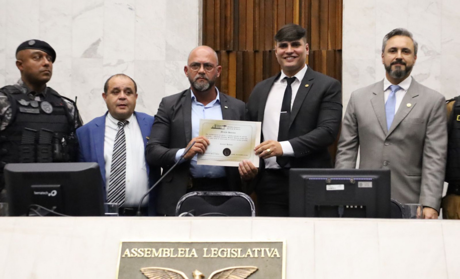 Policiais da Rone recebem homenagem na Assembléia Legislativa do Paraná