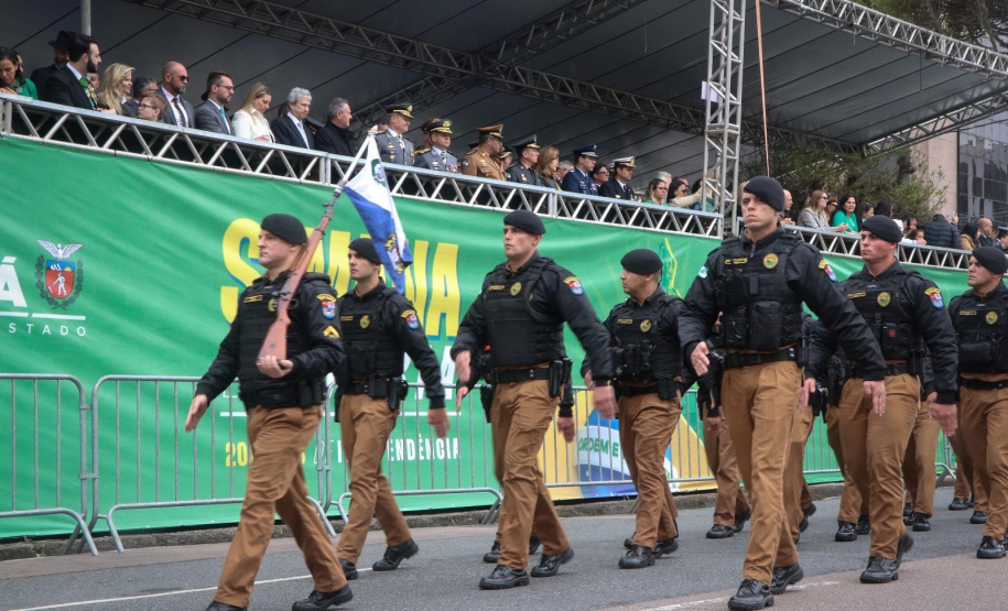 Milhares de pessoas participam do desfile de 7 de setembro em Curitiba