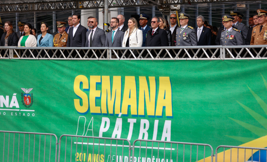 Milhares de pessoas participam do desfile de 7 de setembro em Curitiba