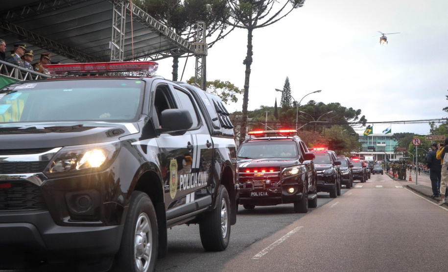Milhares de pessoas participam do desfile de 7 de setembro em Curitiba
