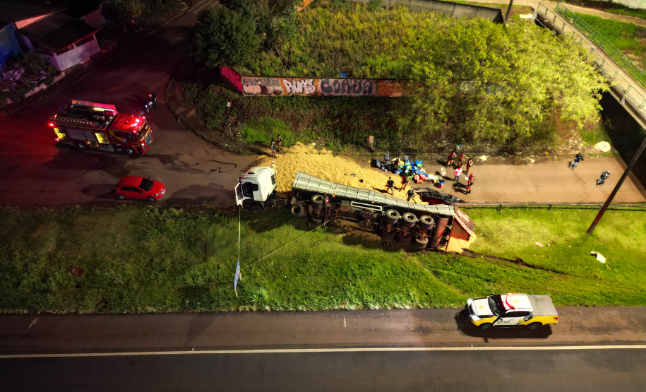 Polícia Militar encontra 3,2 toneladas de maconha em carreta tombada em Cascavel