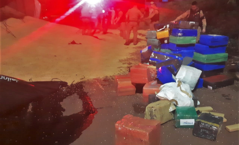 Polícia Militar encontra 3,2 toneladas de maconha em carreta tombada em Cascavel