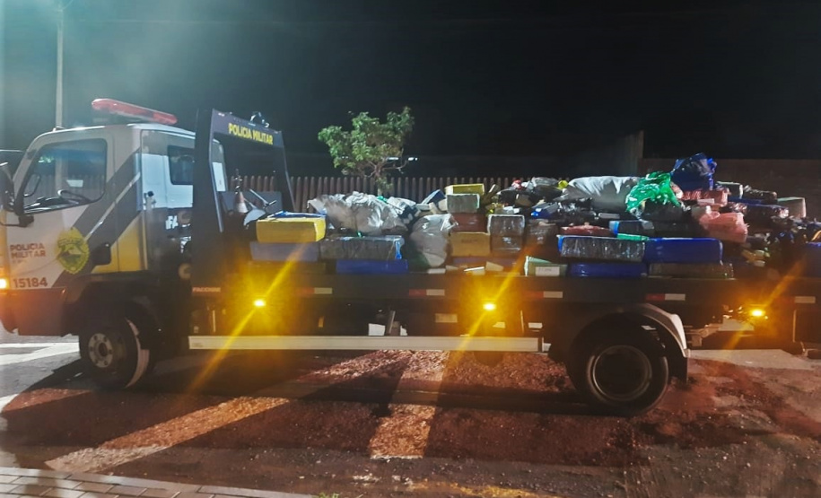 Polícia Militar encontra 3,2 toneladas de maconha em carreta tombada em Cascavel