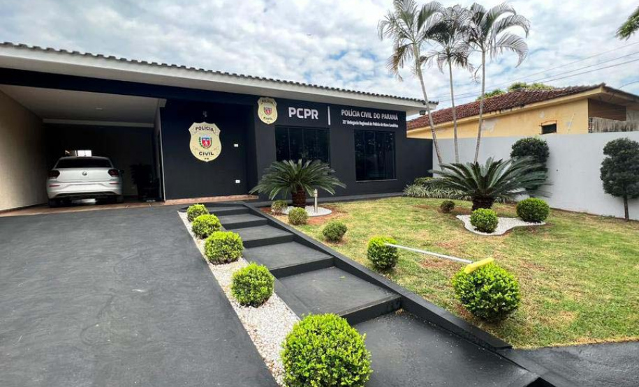 A sede Polícia Civil do Paraná (PCPR) em Nova Londrina, na região Noroeste do Estado, mudou para um novo prédio nesta sexta-feira (15). A nova instalação está localizada na Rua Massato Morimatsu, nº 341, no Centro, e oferece mais conforto e segurança aos cidadãos. O local de 603 metros quadrados possui salas individuais, mais espaço e acessibilidade à população. A mudança para a nova delegacia promove melhorias para os serviços de atendimento ao público, como para o desempenho das atividades de polícia judi