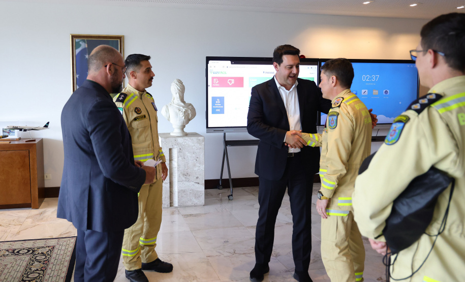 Governador recebe bombeiro paranaense que combateu incêndios florestais no Canadá