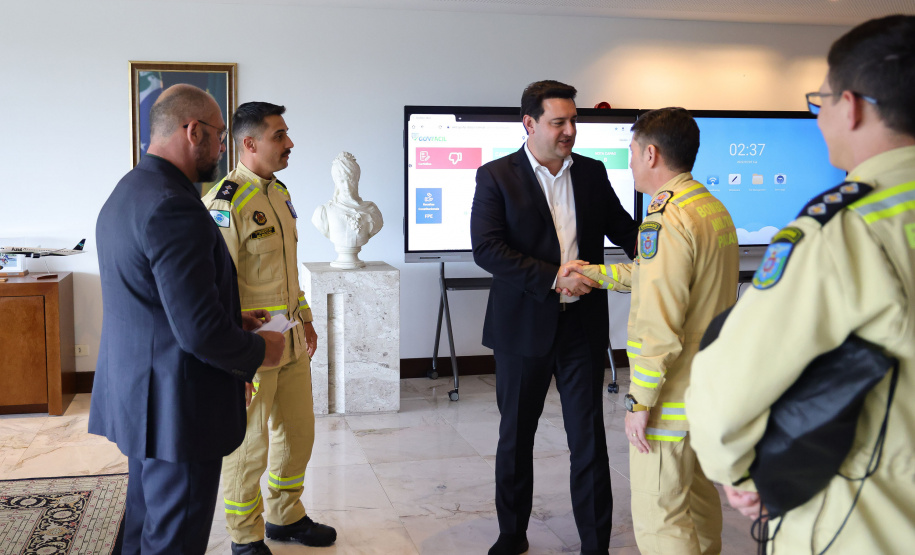 Governador recebe bombeiro paranaense que combateu incêndios florestais no Canadá