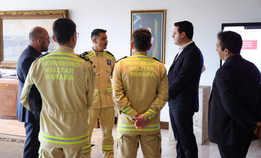 Governador recebe bombeiro paranaense que combateu incêndios florestais no Canadá