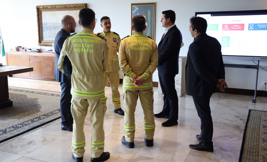 Governador recebe bombeiro paranaense que combateu incêndios florestais no Canadá