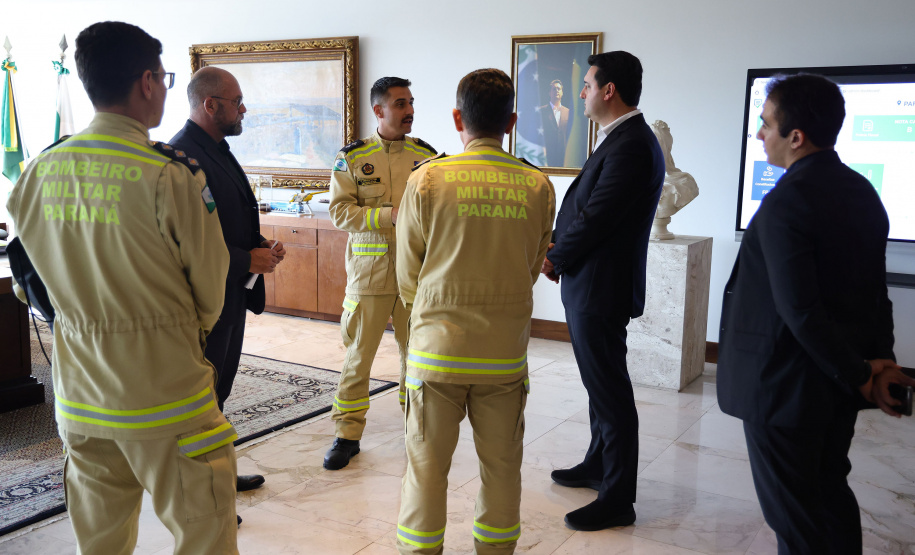 Governador recebe bombeiro paranaense que combateu incêndios florestais no Canadá