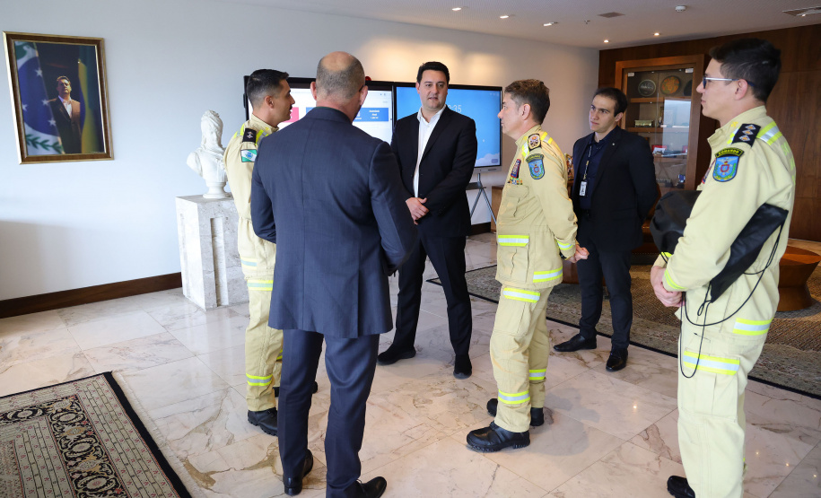 Governador recebe bombeiro paranaense que combateu incêndios florestais no Canadá