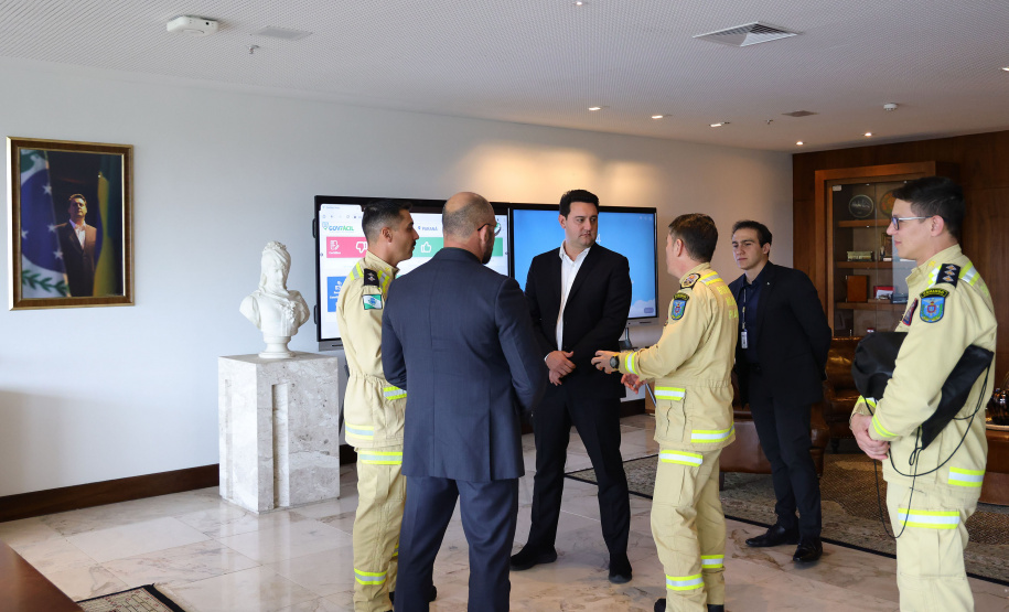 Governador recebe bombeiro paranaense que combateu incêndios florestais no Canadá