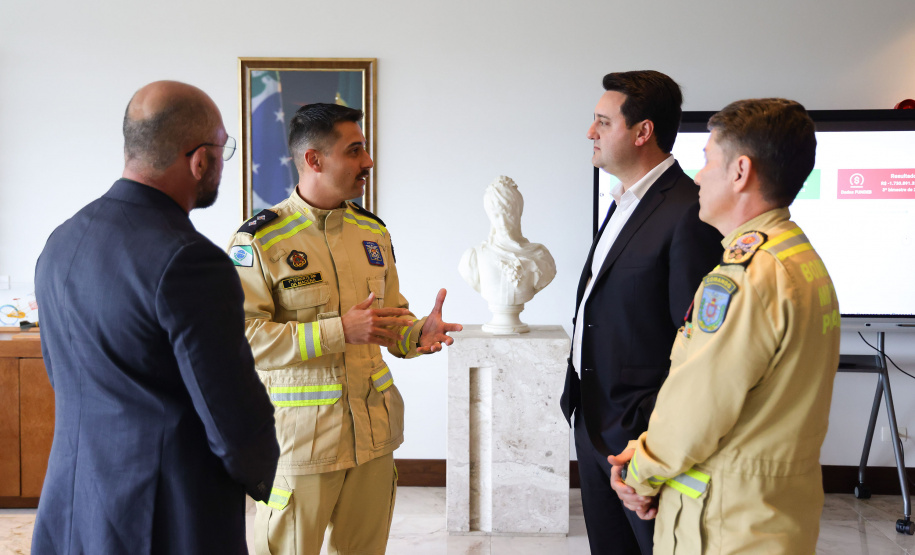 Governador recebe bombeiro paranaense que combateu incêndios florestais no Canadá