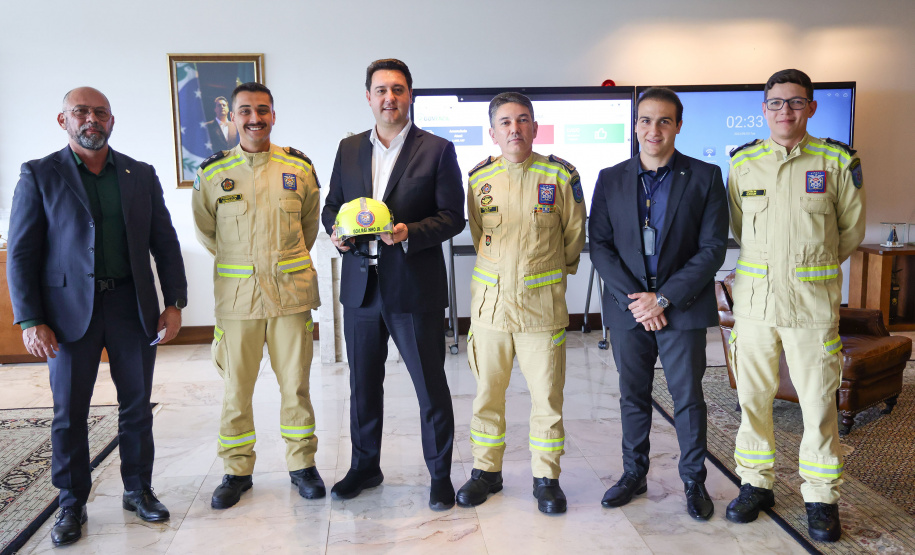 Governador recebe bombeiro paranaense que combateu incêndios florestais no Canadá