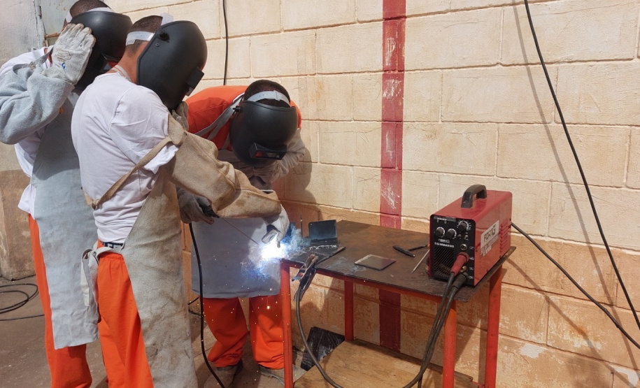 Polícia Penal realiza curso de soldador para detentos em penitenciária de Cascavel