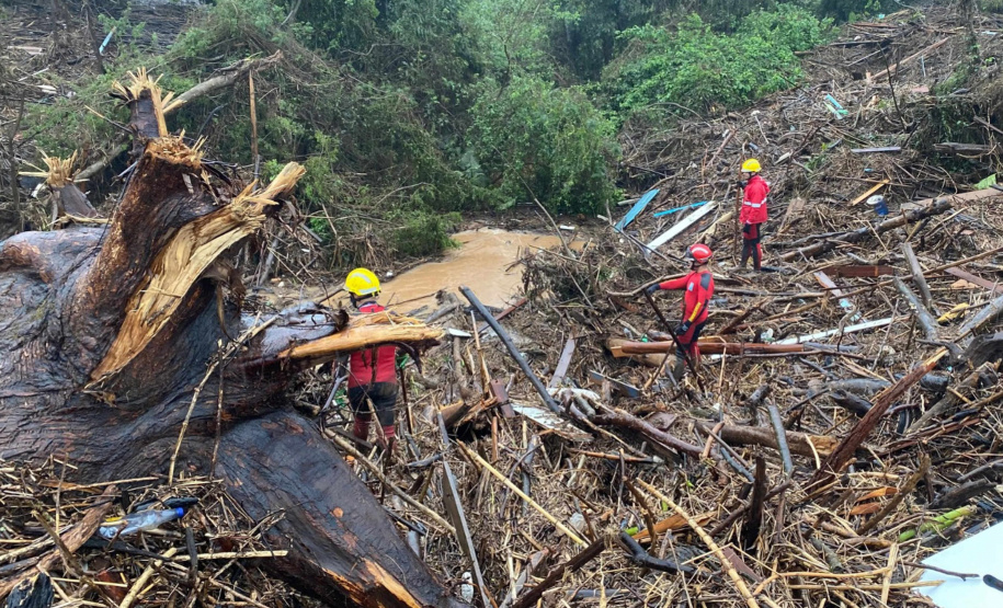 Corpo de Bombeiros do Paraná renova equipe em missão no Rio Grande do Sul