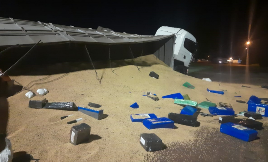 Polícia Militar encontra 3,2 toneladas de maconha em carreta tombada em Cascavel