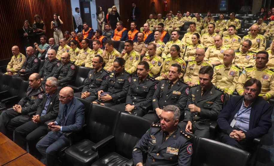 Bombeiros do Paraná são homenageados na Alep