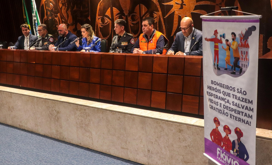 Bombeiros do Paraná são homenageados na Alep