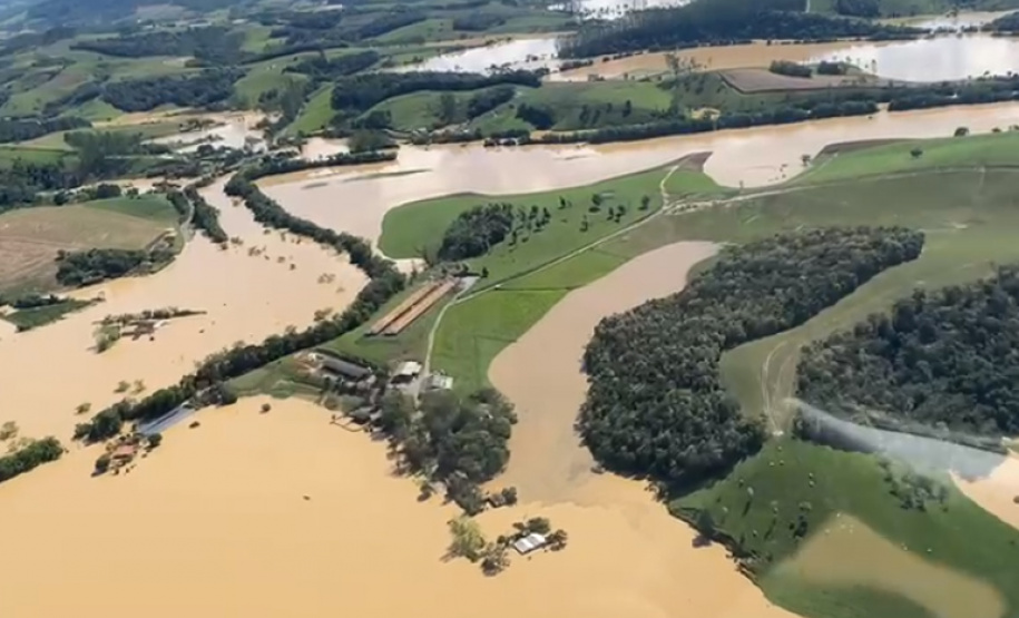 Paraná ajuda atendimentos em Santa Catarina com bombeiros e helicóptero