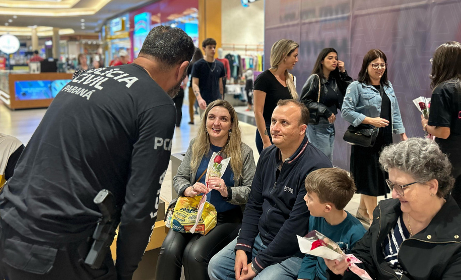 PCPR realiza ação do Outubro Rosa em shopping de Curitiba