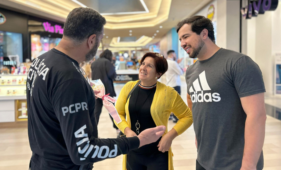 PCPR realiza ação do Outubro Rosa em shopping de Curitiba