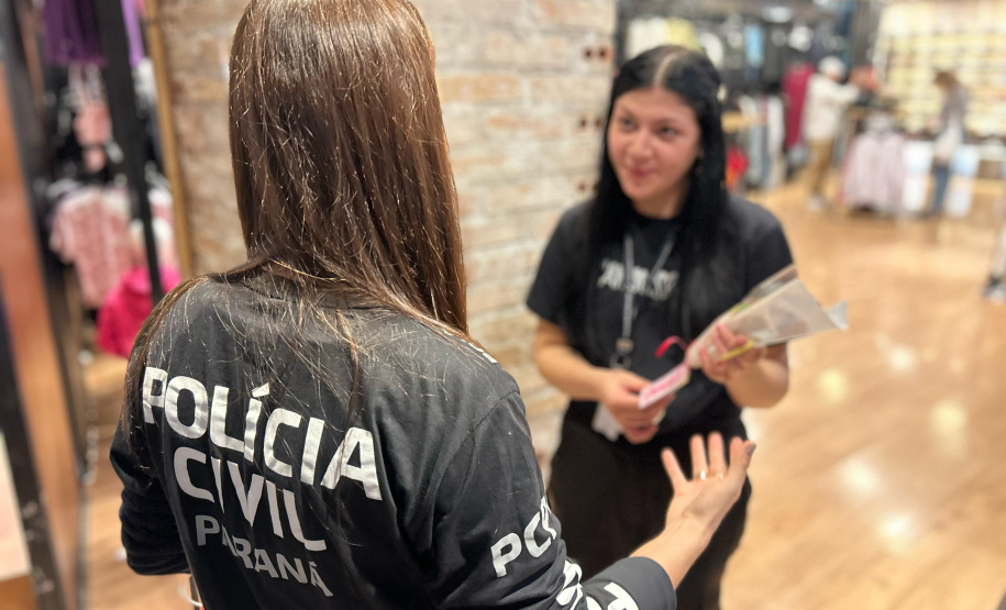 PCPR realiza ação do Outubro Rosa em shopping de Curitiba