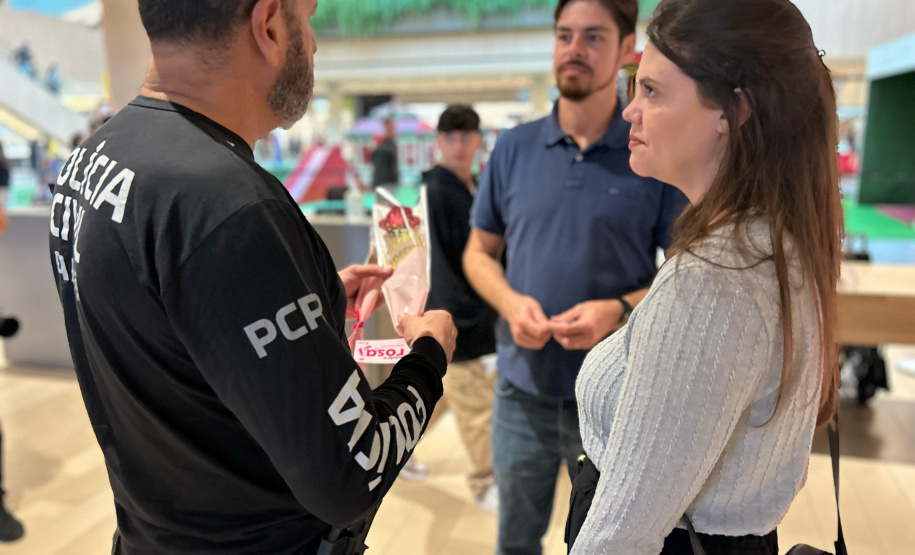 PCPR realiza ação do Outubro Rosa em shopping de Curitiba