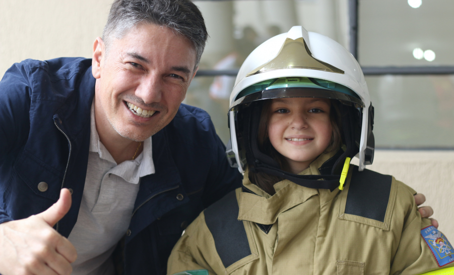 Crianças se divertem no quartel nas comemorações de aniversário do Corpo de Bombeiros