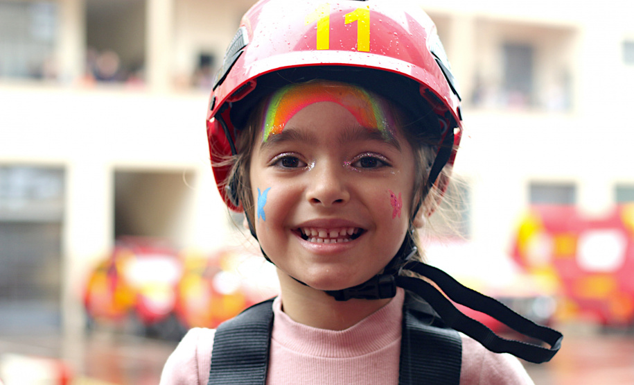 Crianças se divertem no quartel nas comemorações de aniversário do Corpo de Bombeiros