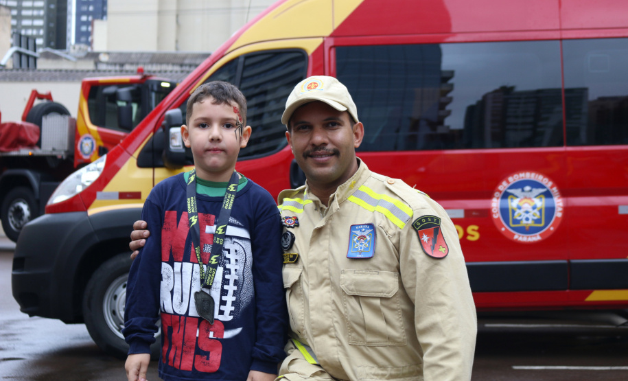 Crianças se divertem no quartel nas comemorações de aniversário do Corpo de Bombeiros