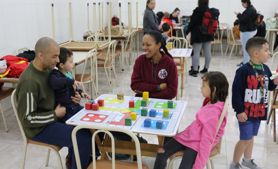 Crianças se divertem no quartel nas comemorações de aniversário do Corpo de Bombeiros