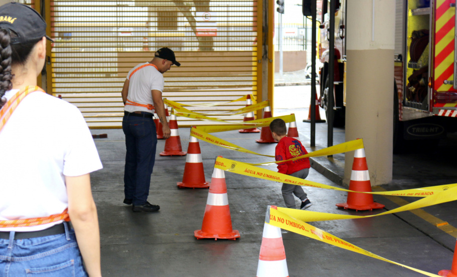 Crianças se divertem no quartel nas comemorações de aniversário do Corpo de Bombeiros