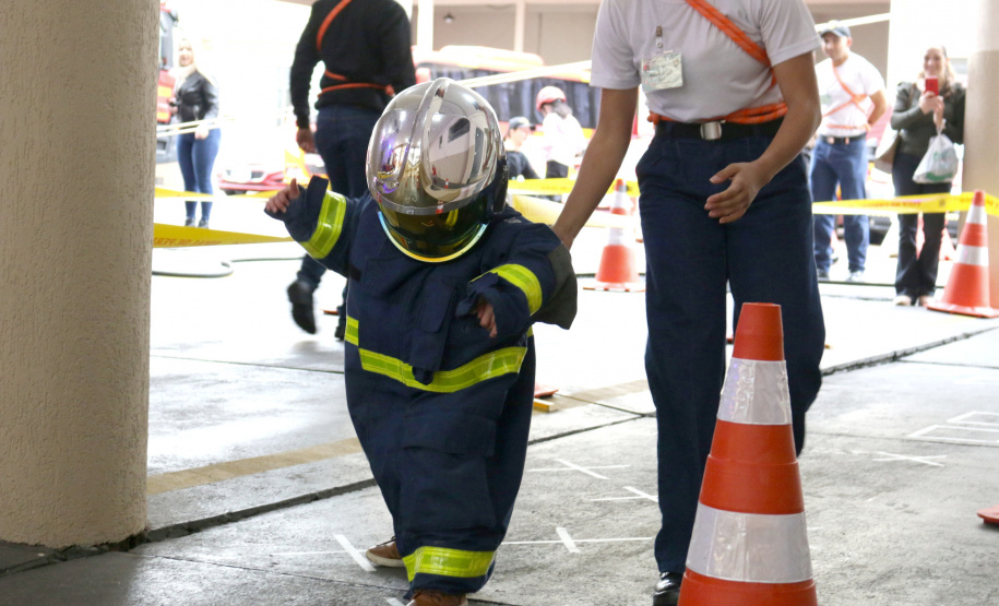 Crianças se divertem no quartel nas comemorações de aniversário do Corpo de Bombeiros
