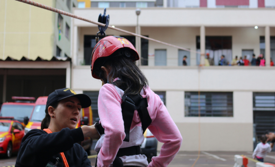 Crianças se divertem no quartel nas comemorações de aniversário do Corpo de Bombeiros