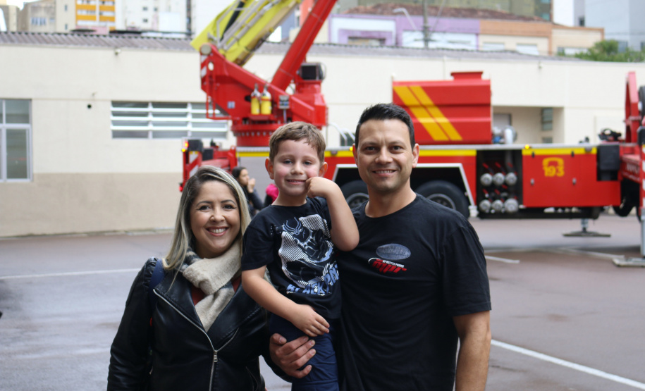 Crianças se divertem no quartel nas comemorações de aniversário do Corpo de Bombeiros