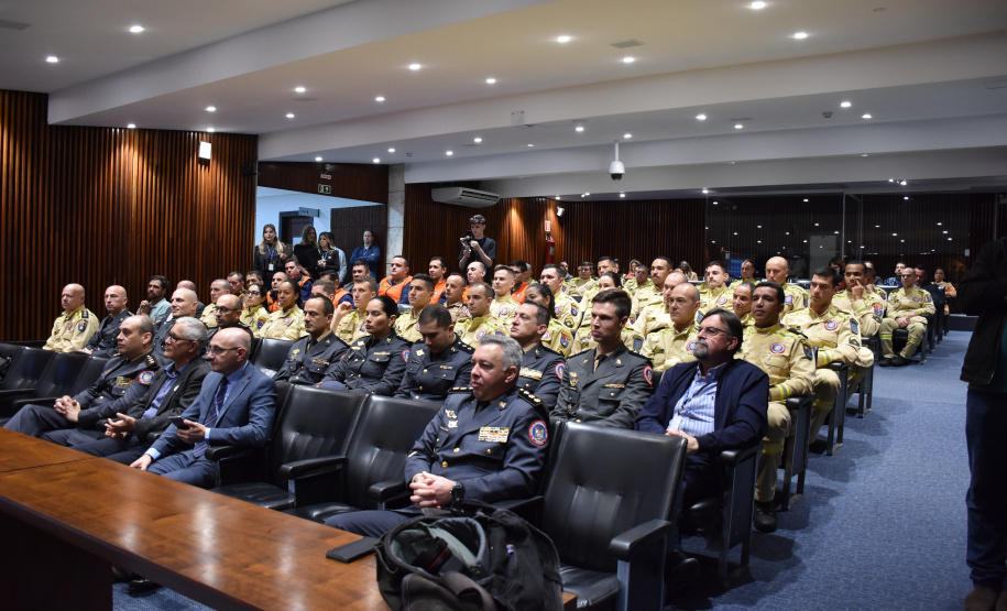 Bombeiros do Paraná são homenageados na Alep