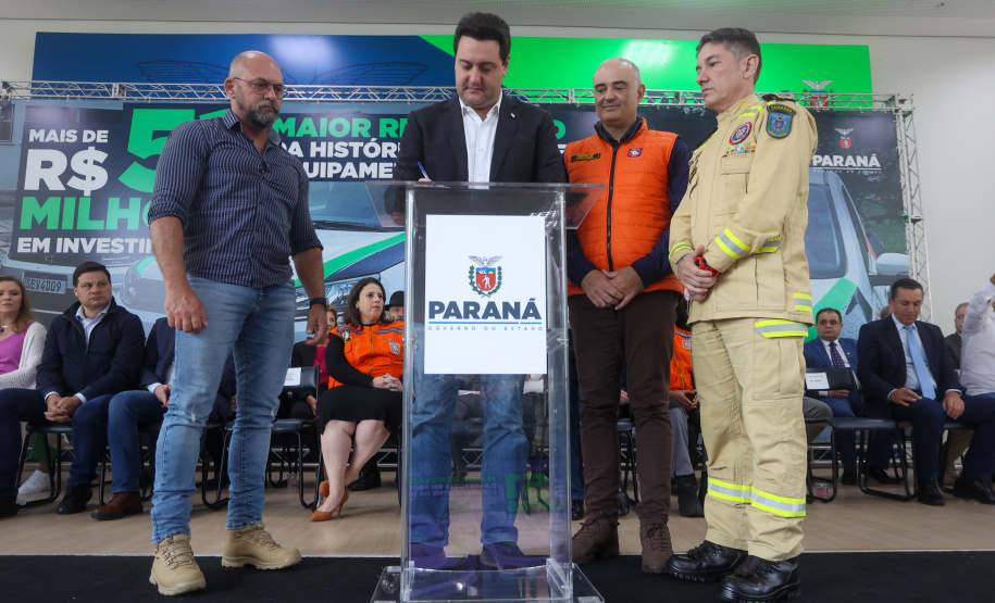 Secretário Hudson participa da entrega de R$ 52 milhões em veículos e equipamentos à Defesa Civil