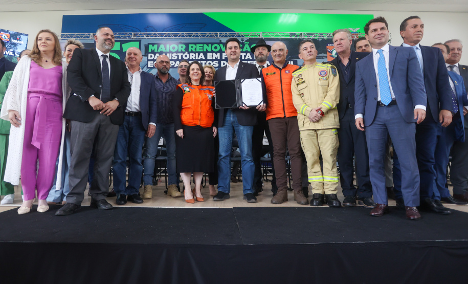 Secretário Hudson participa da entrega de R$ 52 milhões em veículos e equipamentos à Defesa Civil