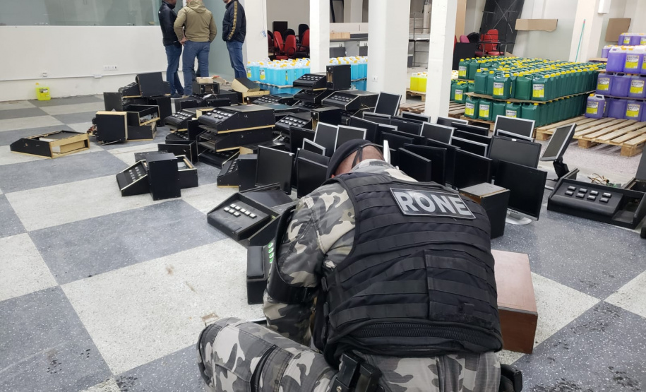 Polícia Militar fecha cassino clandestino em Curitiba e apreende 111 máquinas de caça níquel