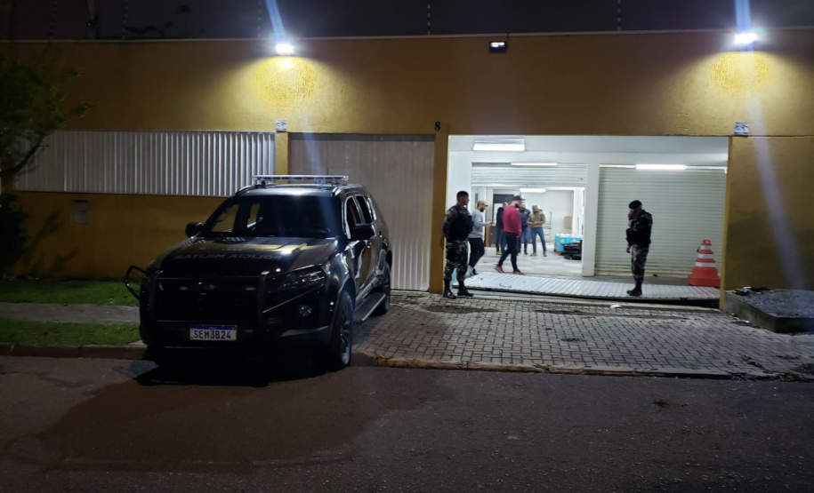 Polícia Militar fecha cassino clandestino em Curitiba e apreende 111 máquinas de caça níquel