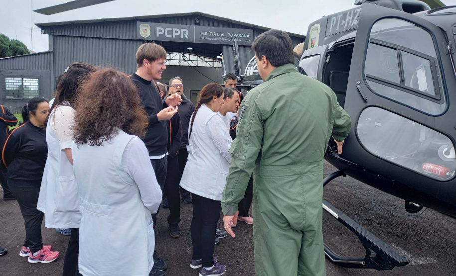 Grupamento de Operações Aéreas da PCPR recebe visita de alunos com deficiência