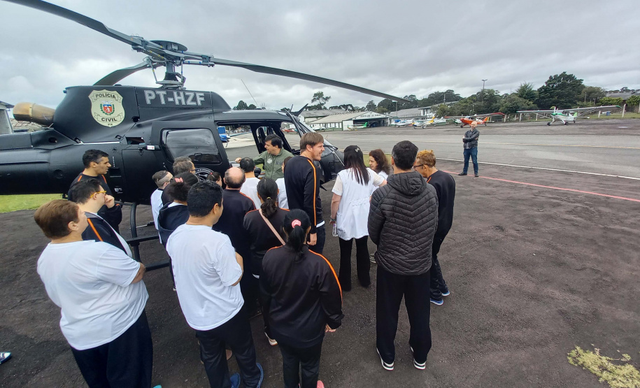 Grupamento de Operações Aéreas da PCPR recebe visita de alunos com deficiência