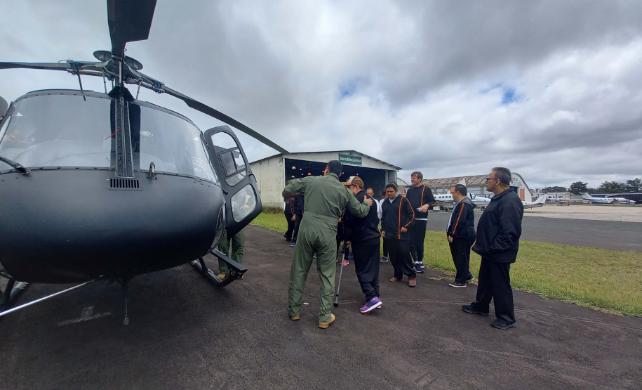 Grupamento de Operações Aéreas da PCPR recebe visita de alunos com deficiência