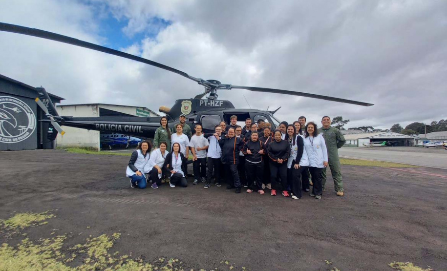 Grupamento de Operações Aéreas da PCPR recebe visita de alunos com deficiência