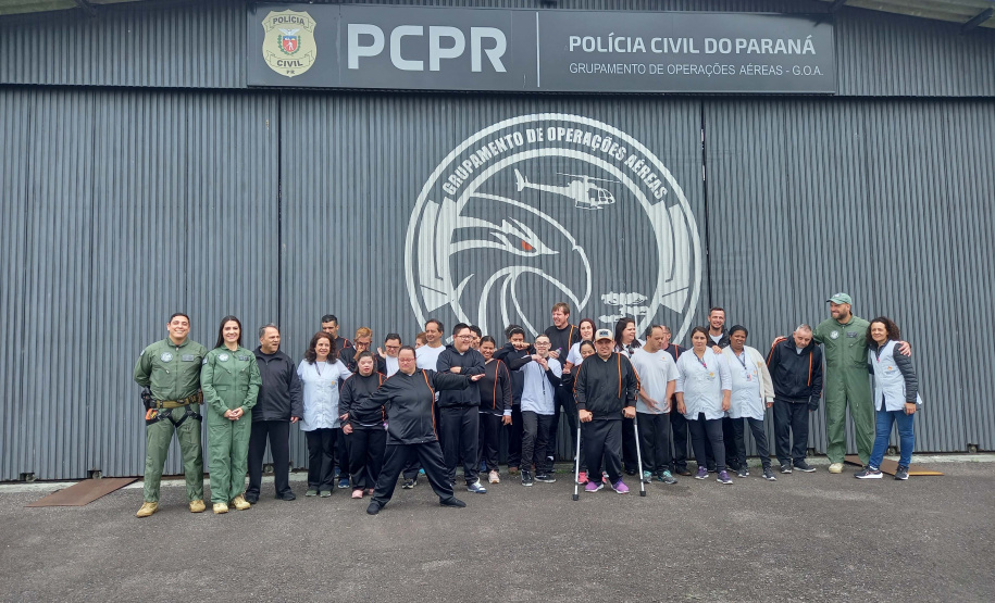 Grupamento de Operações Aéreas da PCPR recebe visita de alunos com deficiência