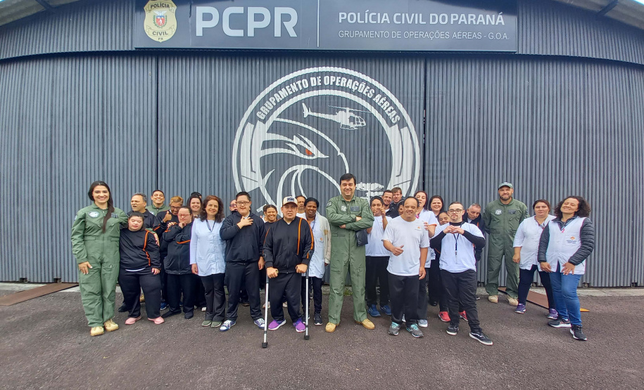 Grupamento de Operações Aéreas da PCPR recebe visita de alunos com deficiência