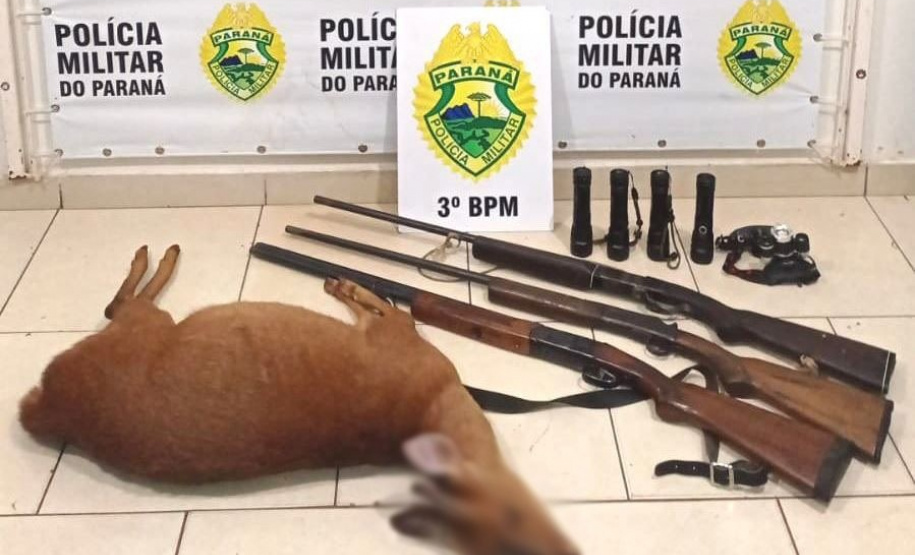 Dupla que praticava caça ilegal é presa com armas e animal abatido, em Pato Branco