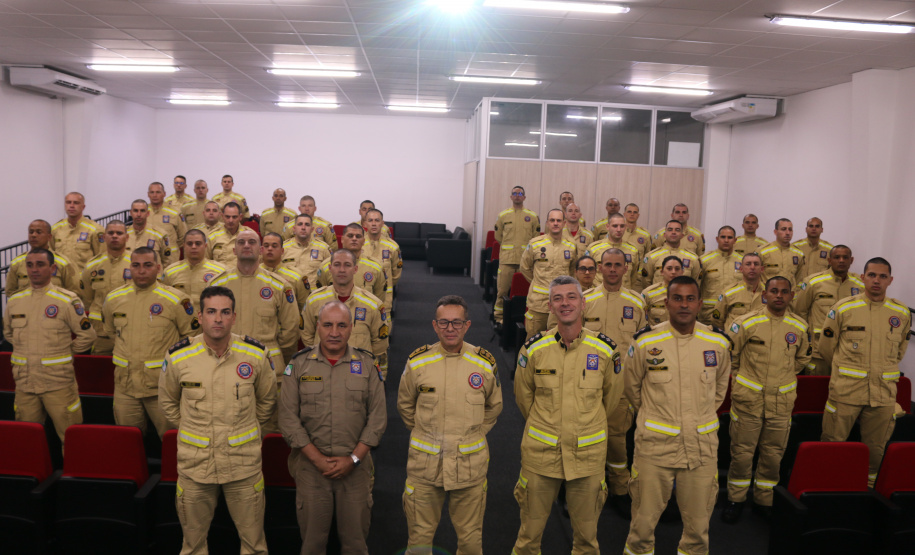 Quarenta bombeiros iniciam curso para guarda-vidas